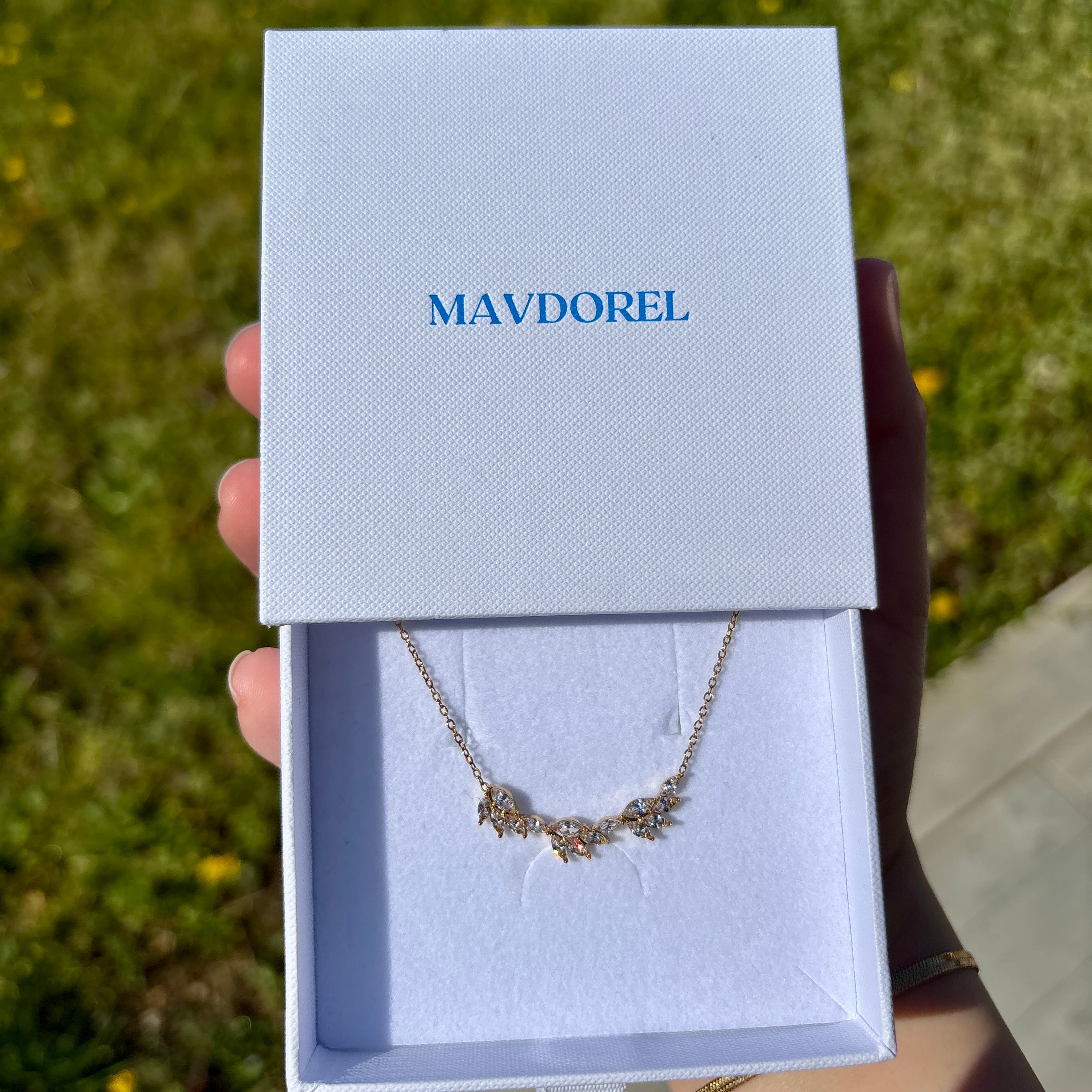 Collier Camélia - élégance florale en acier inoxydable