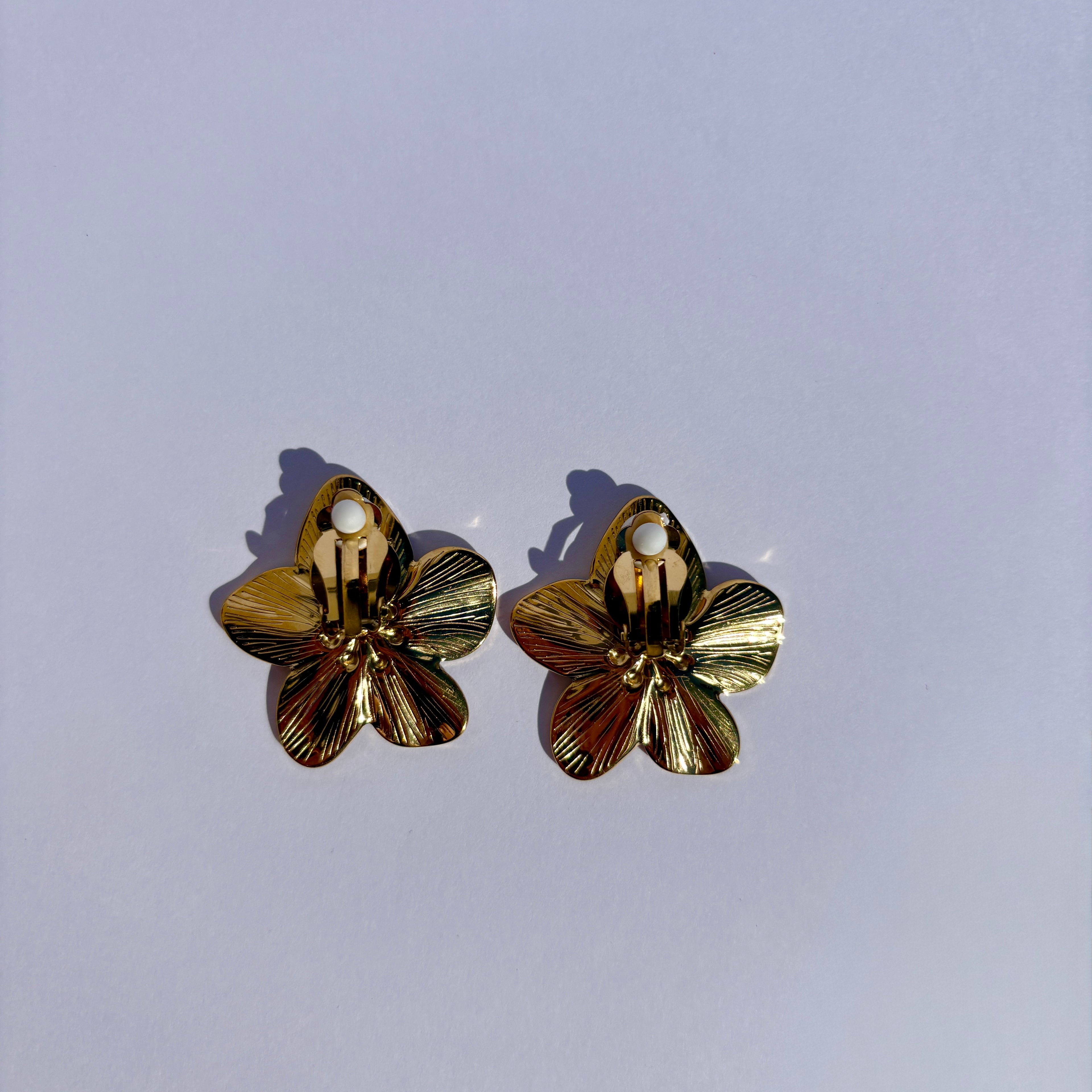 Boucles d’oreille Floral - dorées à clip en acier inoxydable