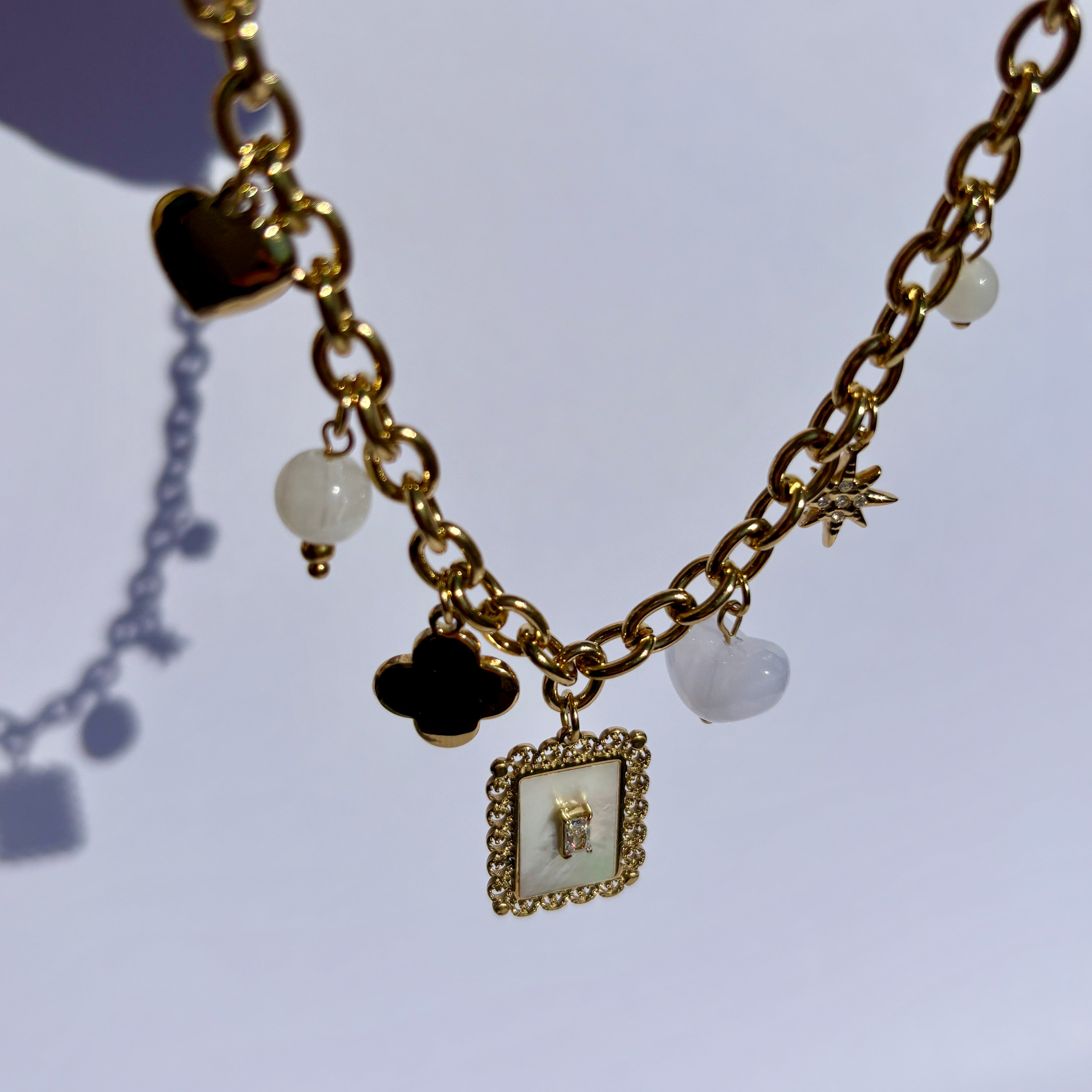 Collier Multi Charms- Collier doré avec pendentifs étoile, cœur et charms en acier inoxydable