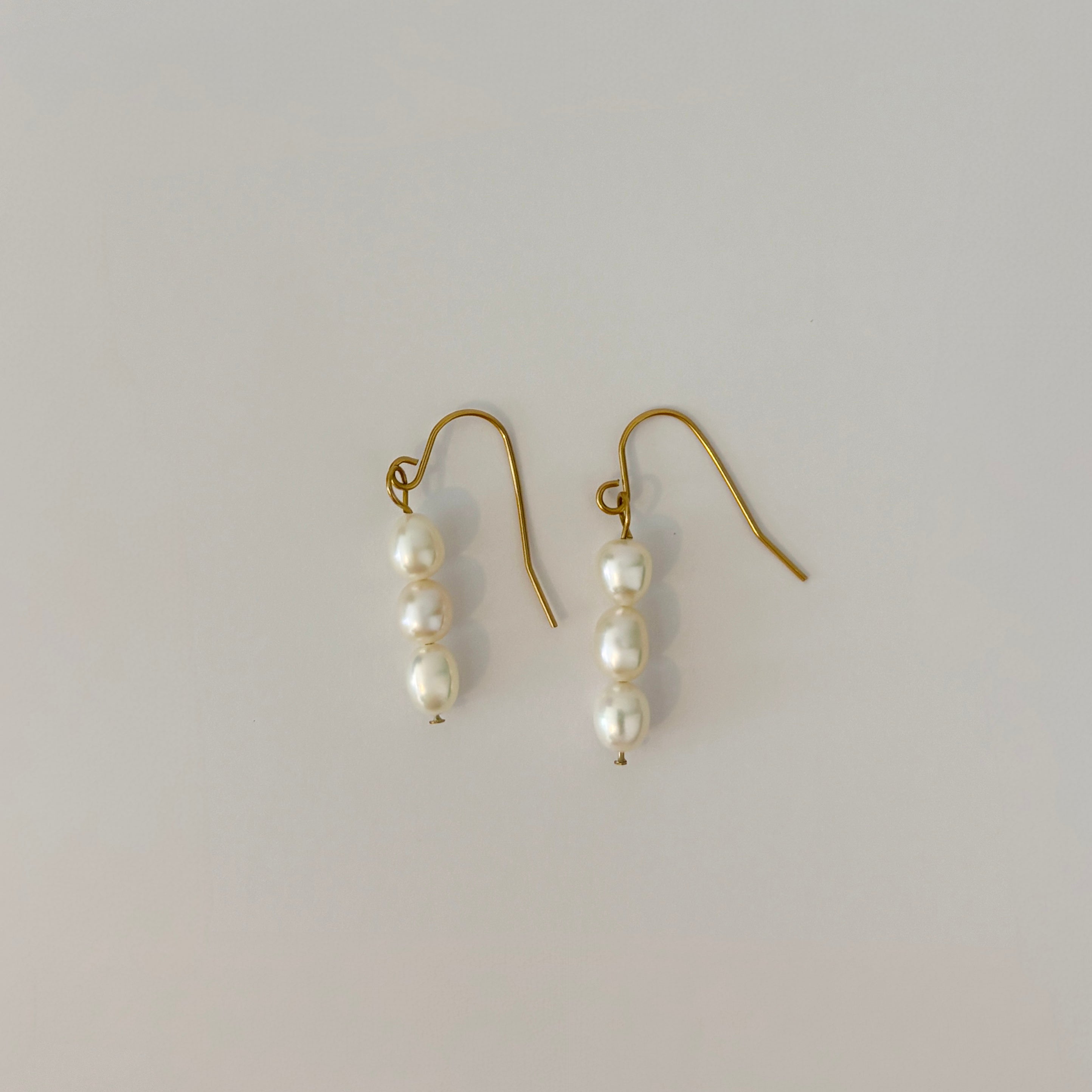 Boucles Cascade de Perles d'eau douce -avec 3 perles d'eau douce suspendue - Fait main Mavdorel