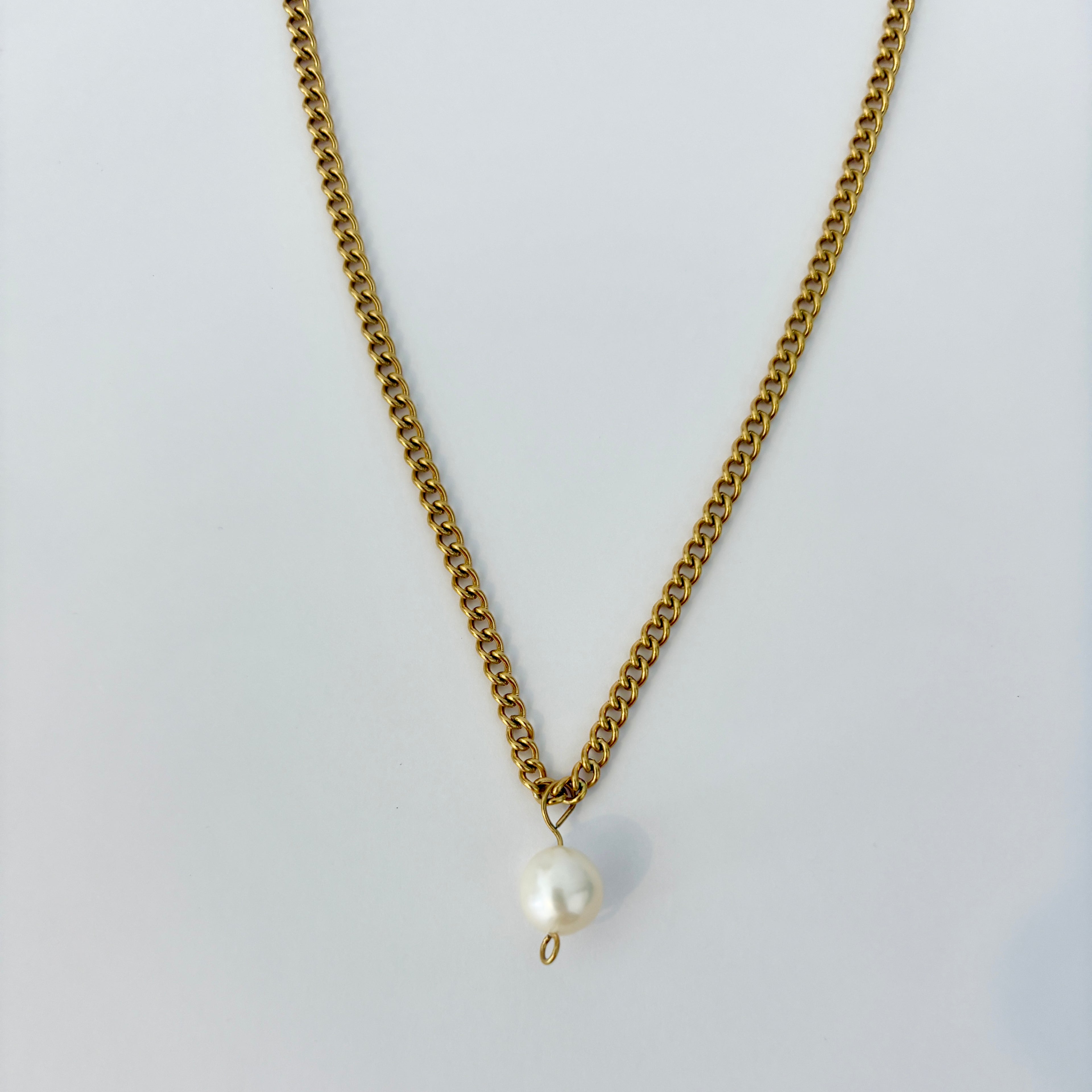 Collier Pureté Dorée avec Pendentif en Perle d’Eau Douce Naturelle -Fait main