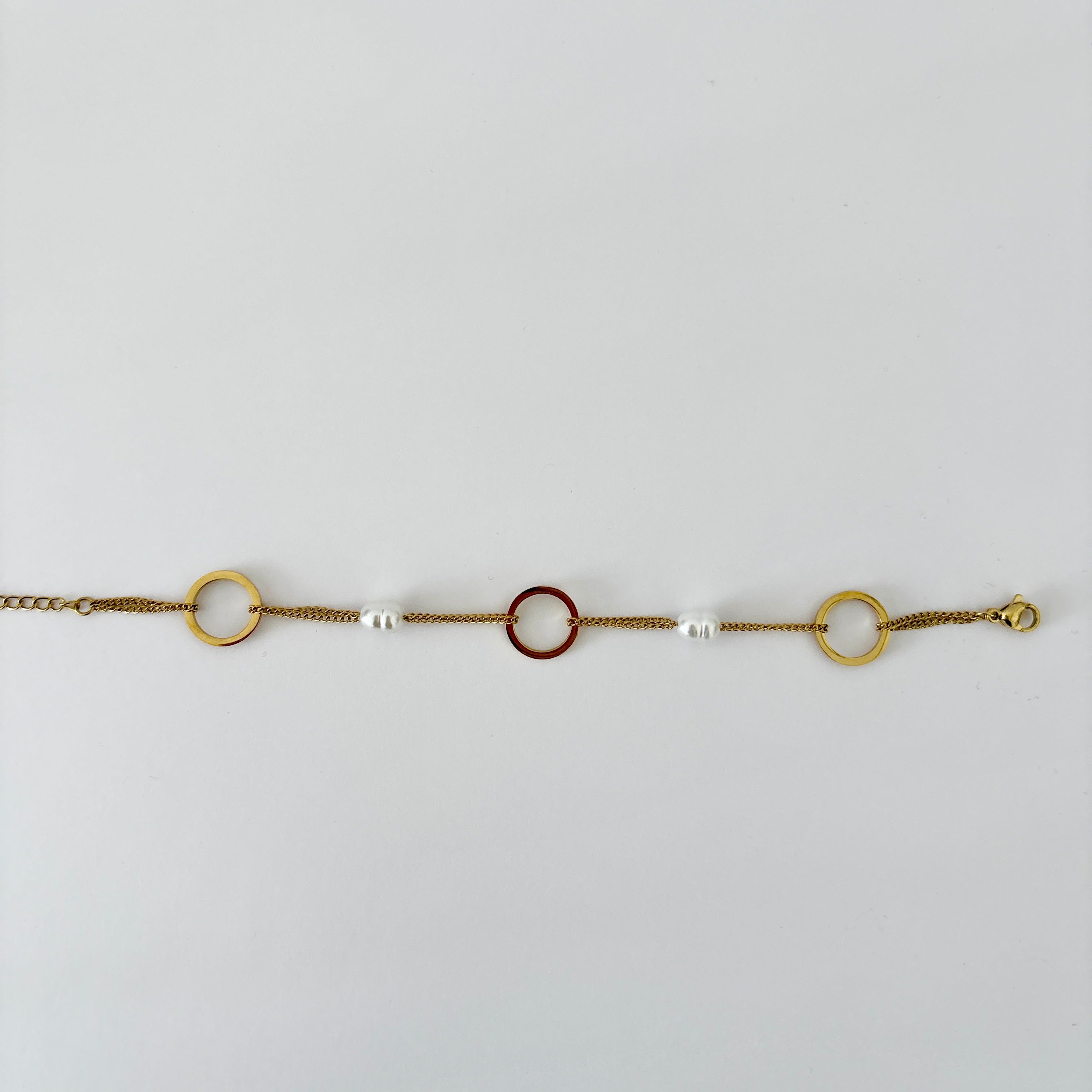 Bracelet Nora - bracelet double chaîne dorée avec anneaux ronds et perles blanches en acier inoxydable