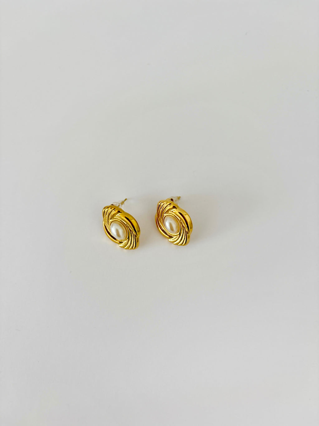 Boucles Lumière Blanche - dorées avec perle blanche en acier inoxydable