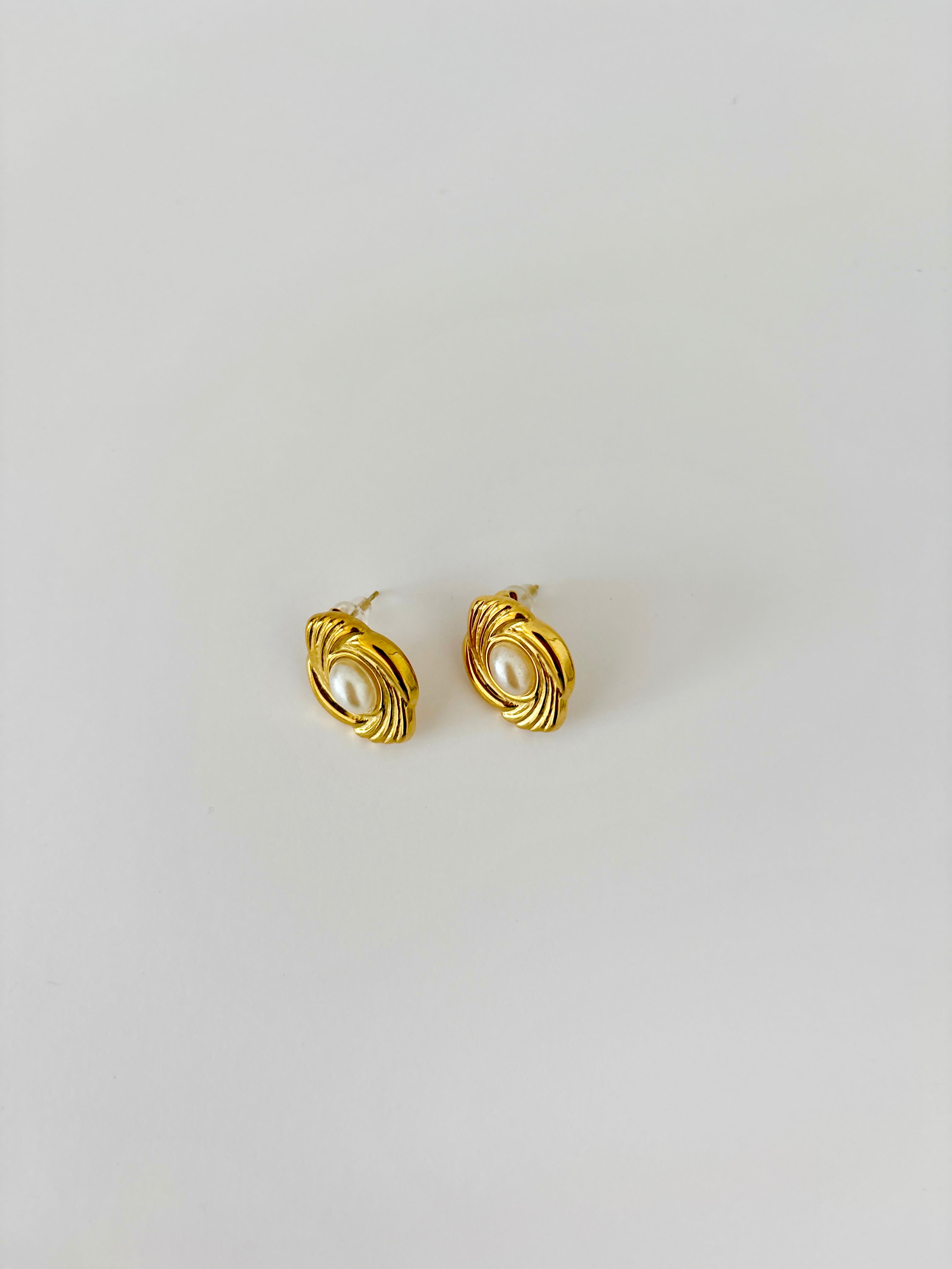 Boucles Lumière Blanche - dorées avec perle blanche en acier inoxydable