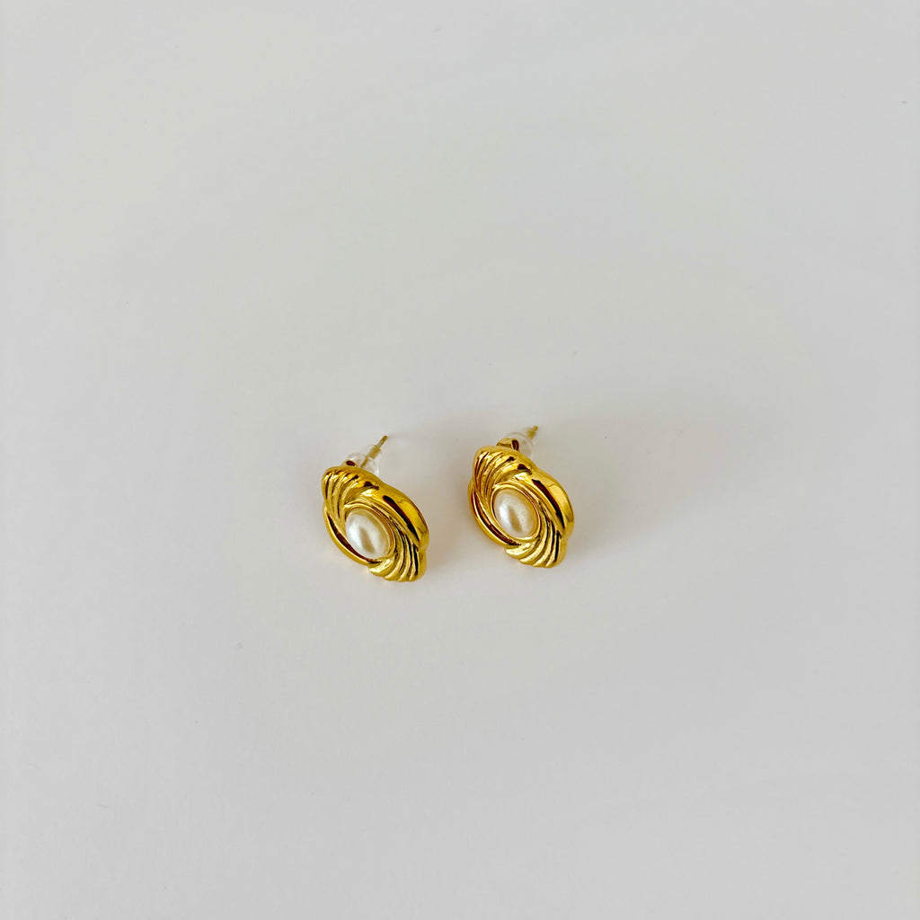 Boucles Lumière Blanche - dorées avec perle blanche en acier inoxydable