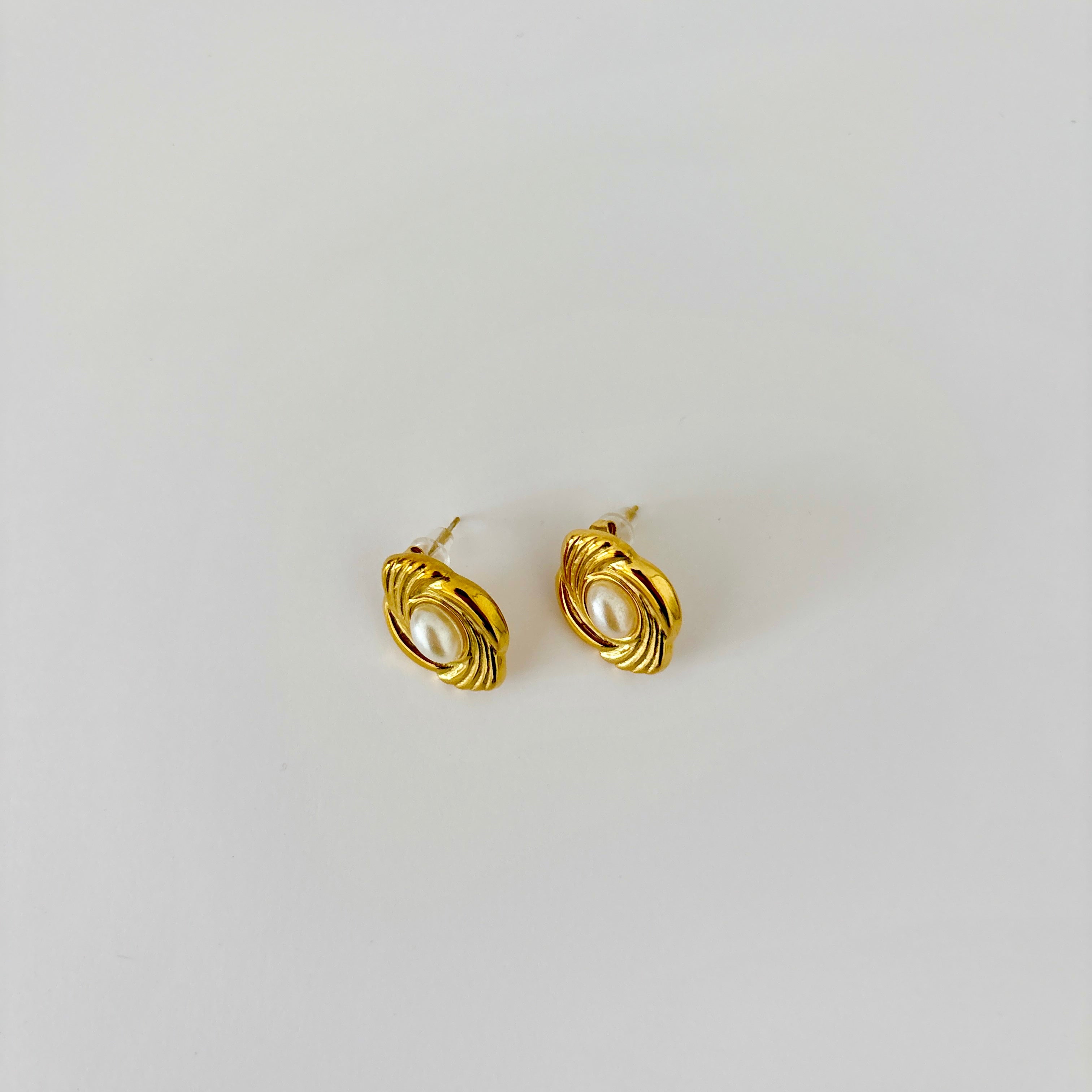 Boucles Lumière Blanche - dorées avec perle blanche en acier inoxydable