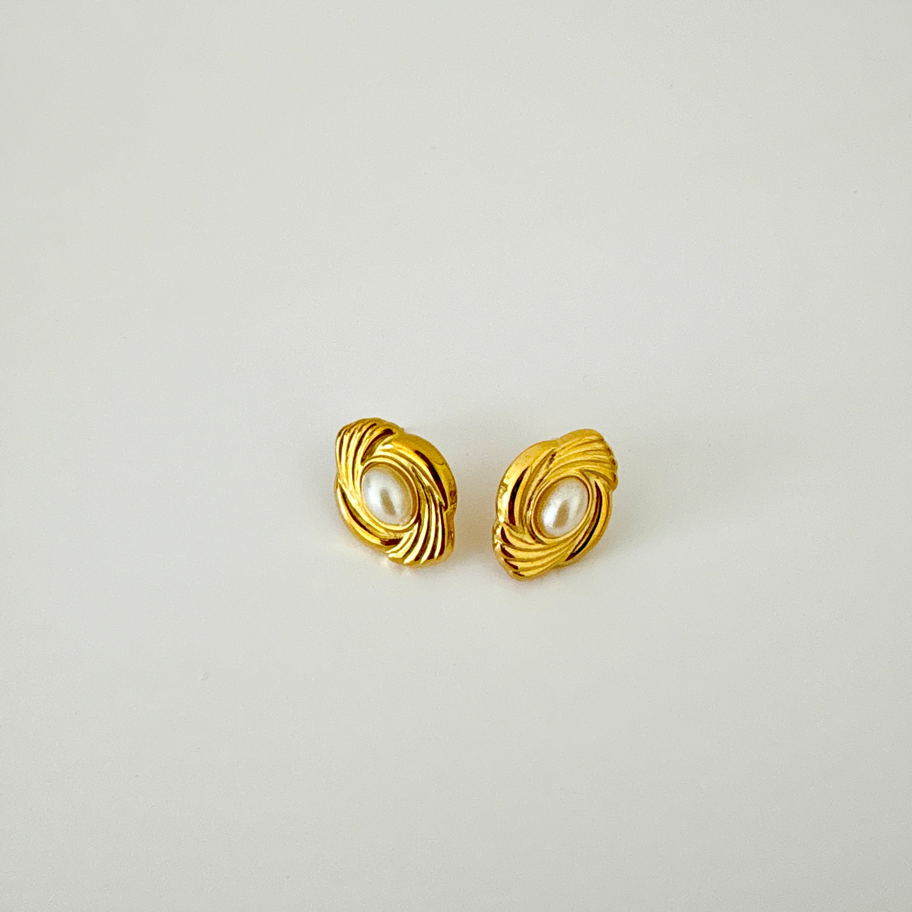 Boucles Lumière Blanche - dorées avec perle blanche en acier inoxydable
