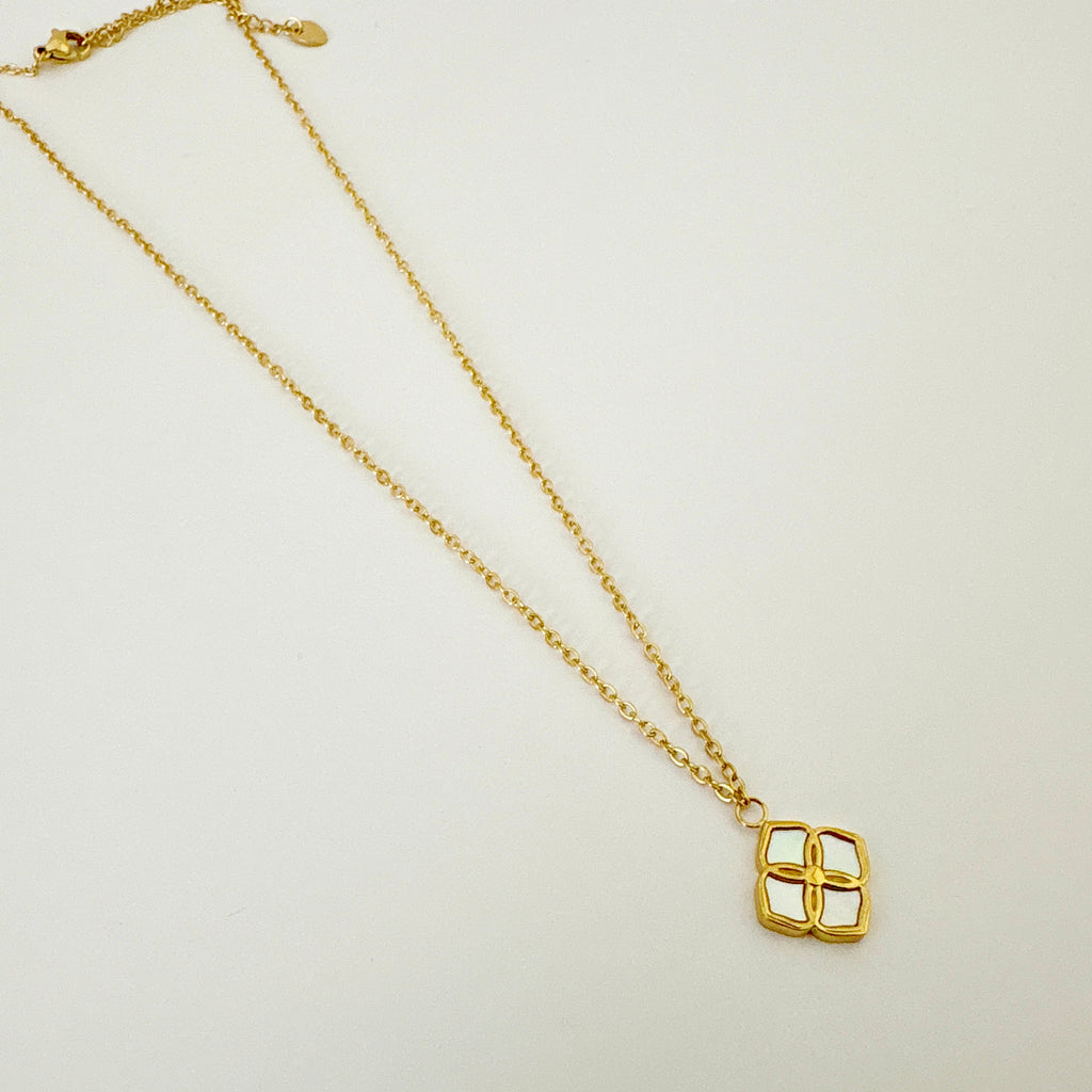 Collier fleur nacre doré en acier inoxydable