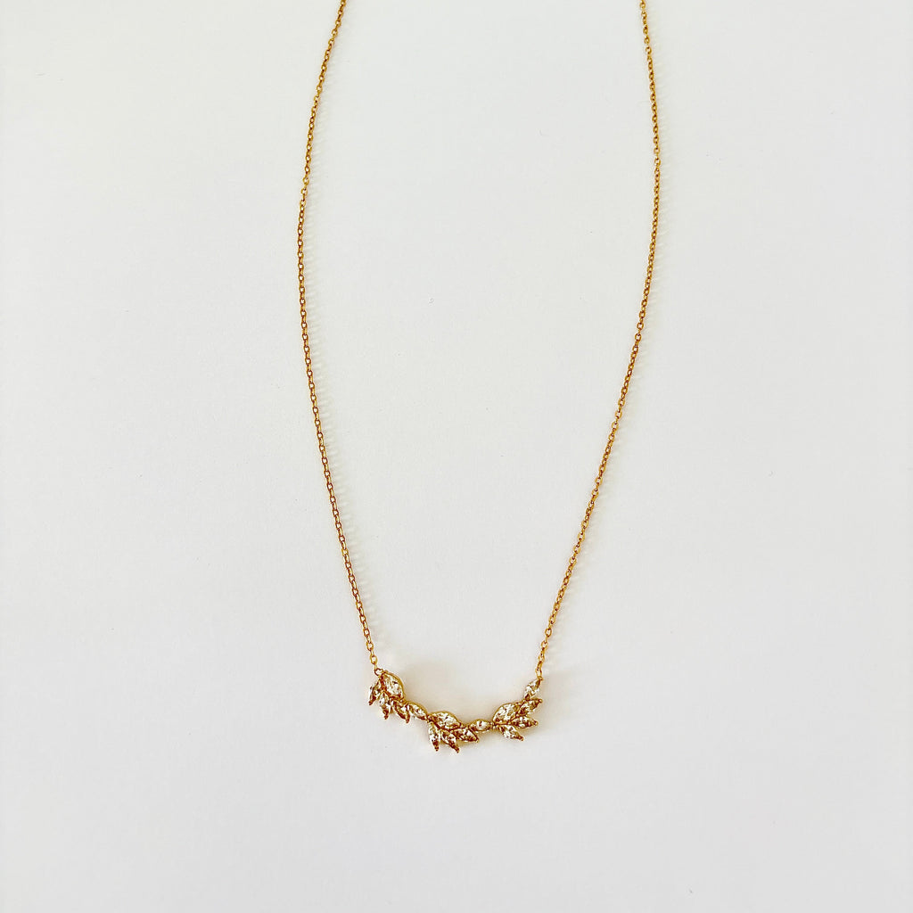 Collier Camélia - élégance florale en acier inoxydable