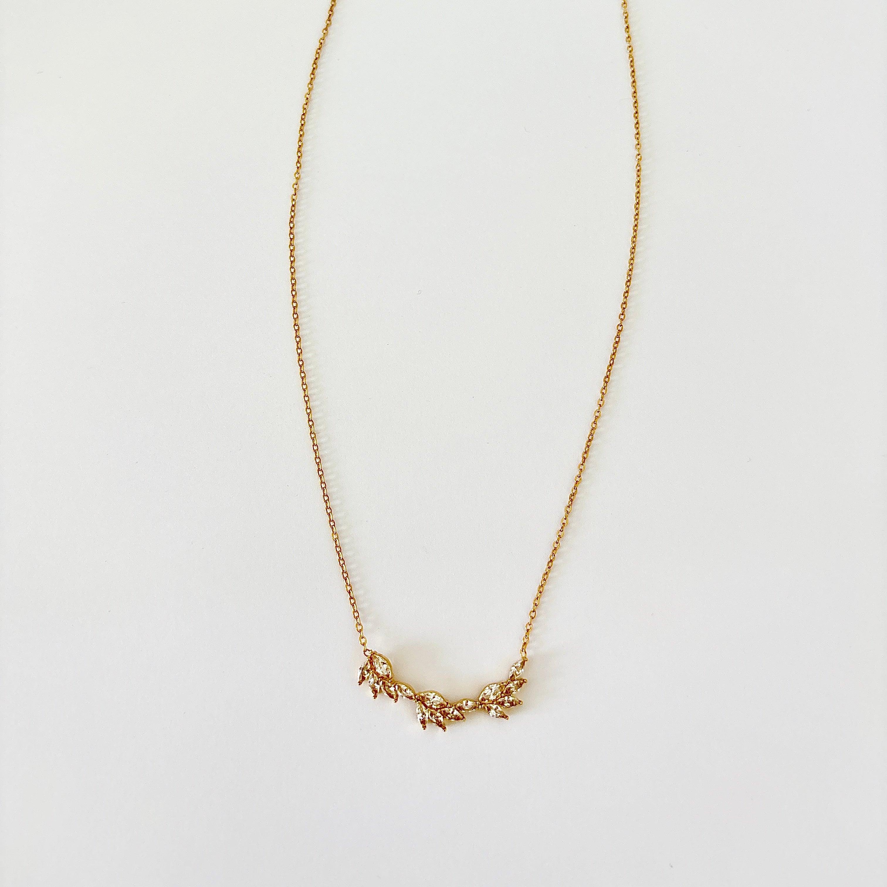 Collier Camélia - élégance florale en acier inoxydable