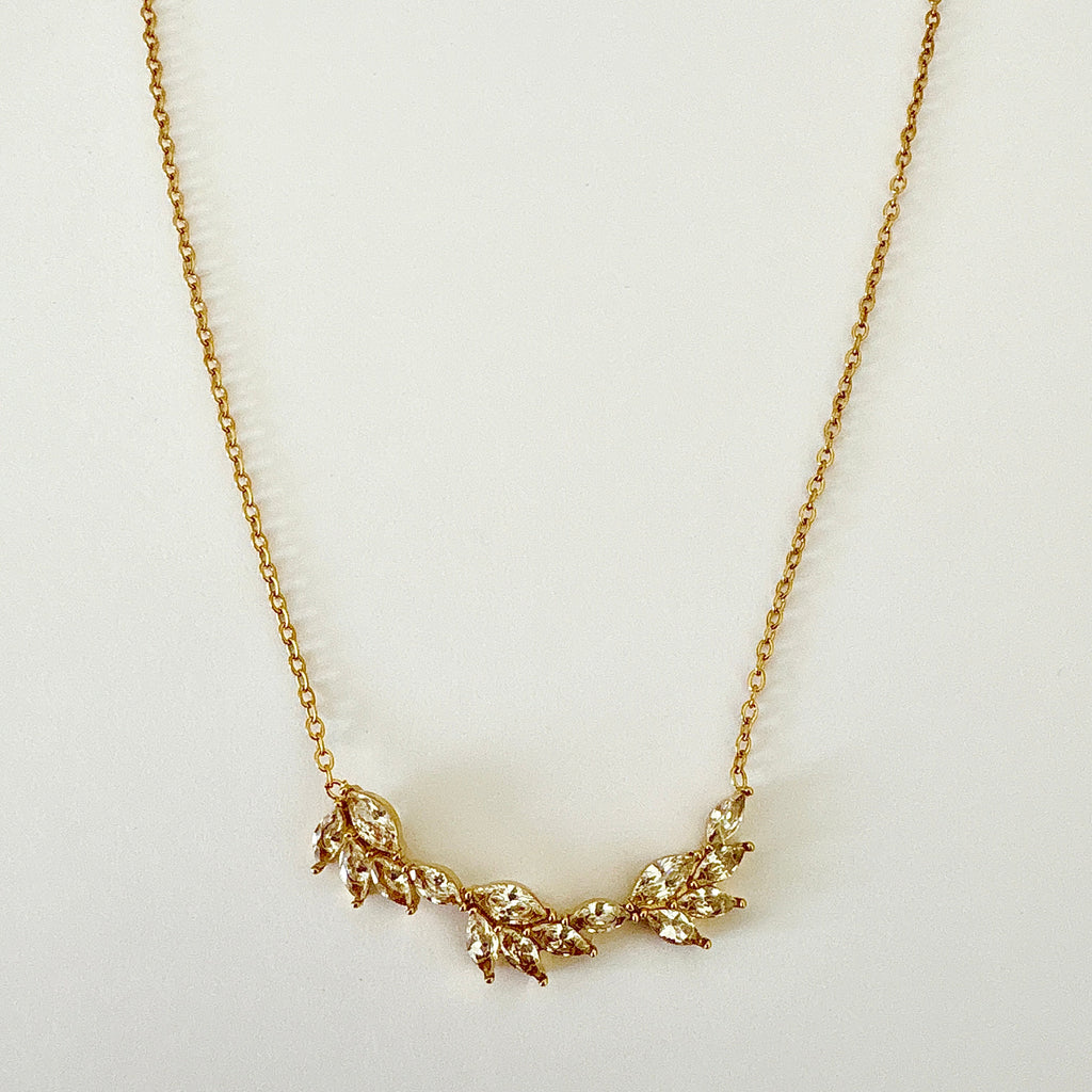 Collier Camélia - élégance florale en acier inoxydable