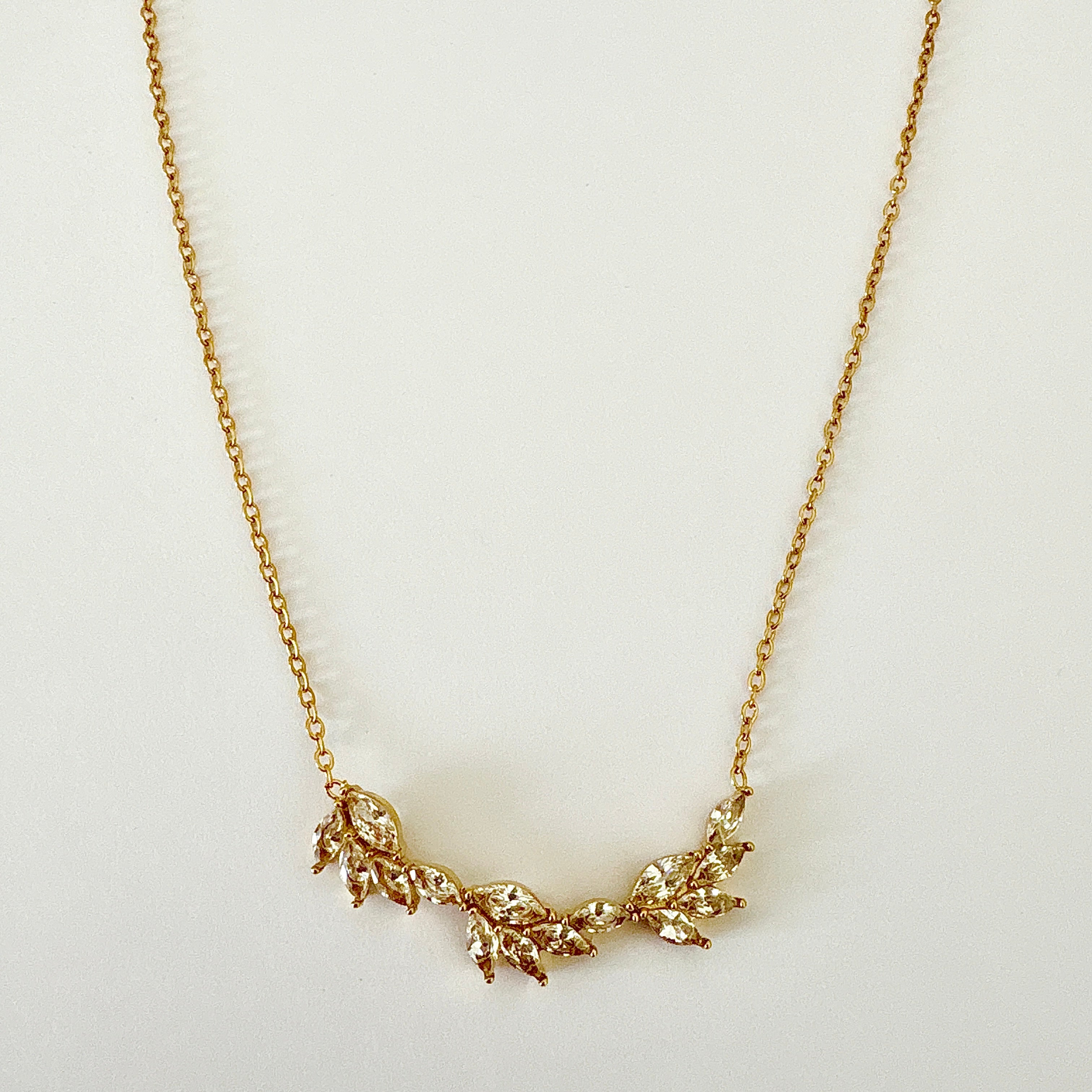 Collier Camélia - élégance florale en acier inoxydable