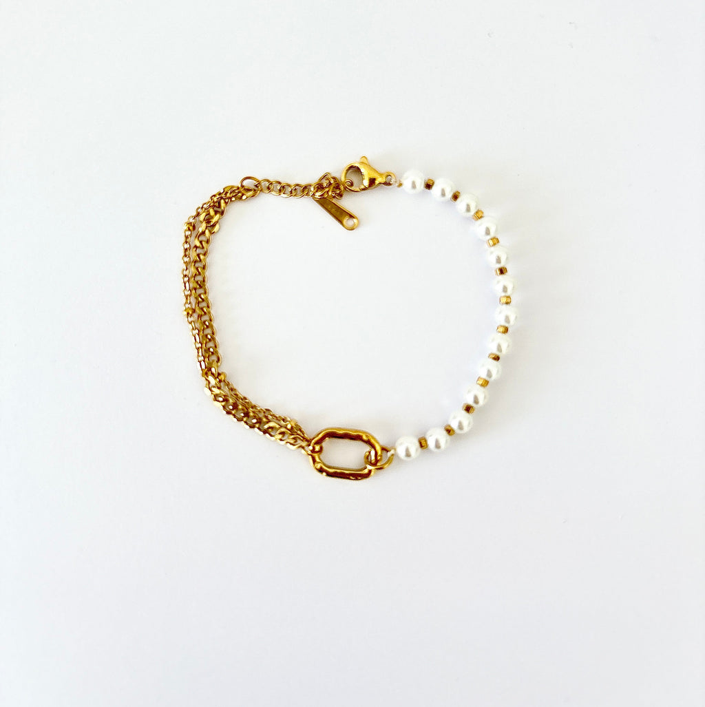 Bracelet Perla - perles blanches et chaines dorées