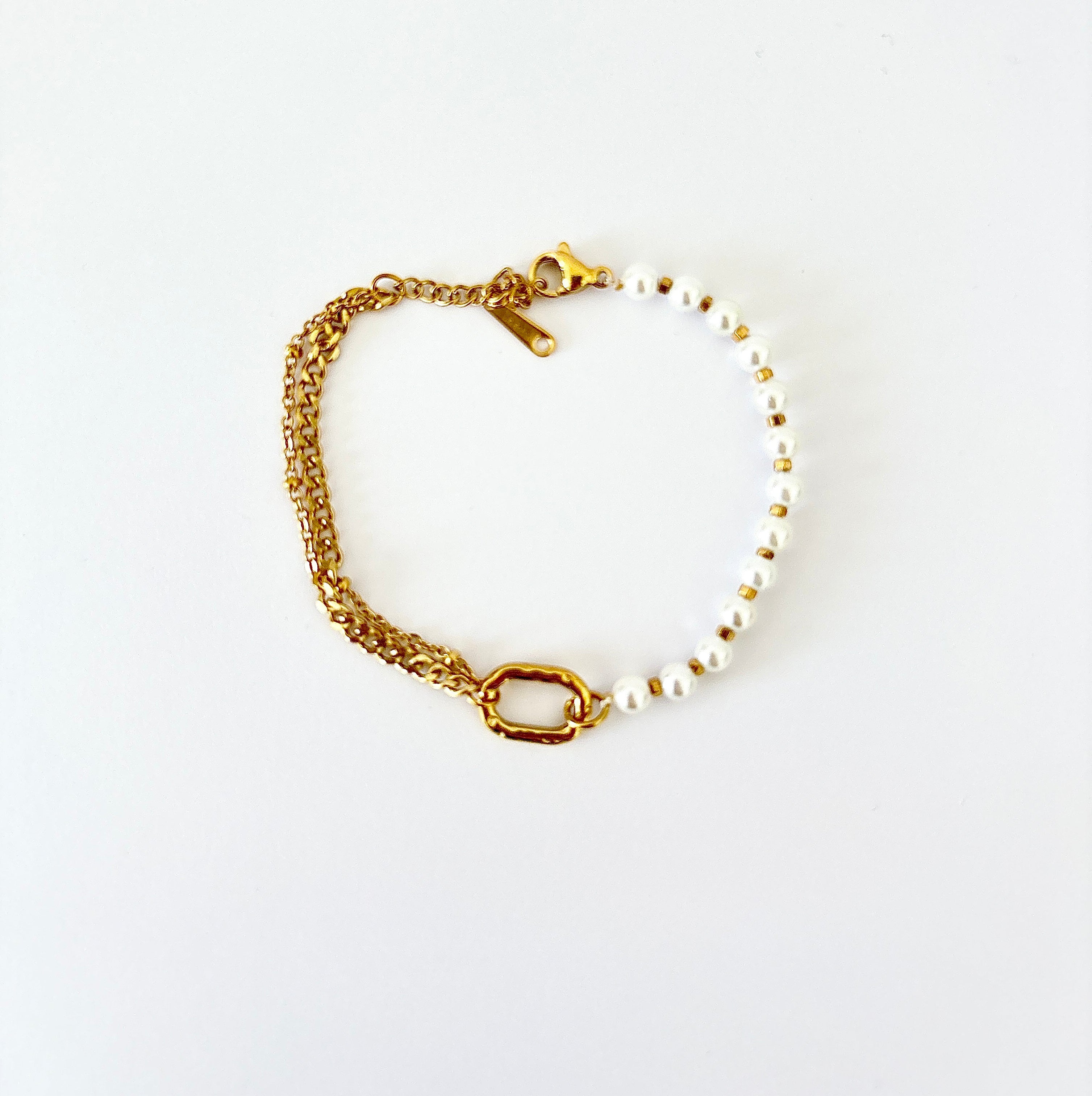 Bracelet Perla - perles blanches et chaines dorées