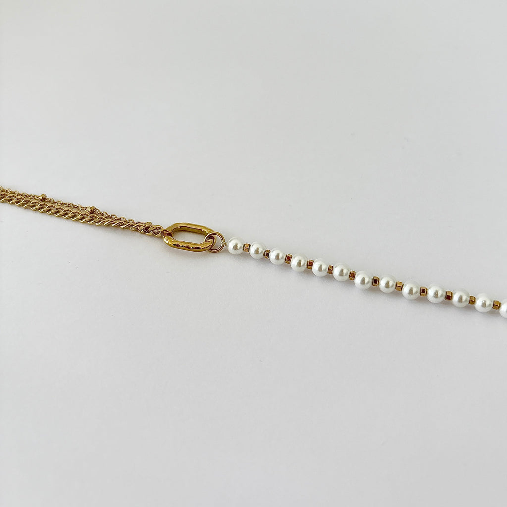 Bracelet Perla - perles blanches et chaines dorées