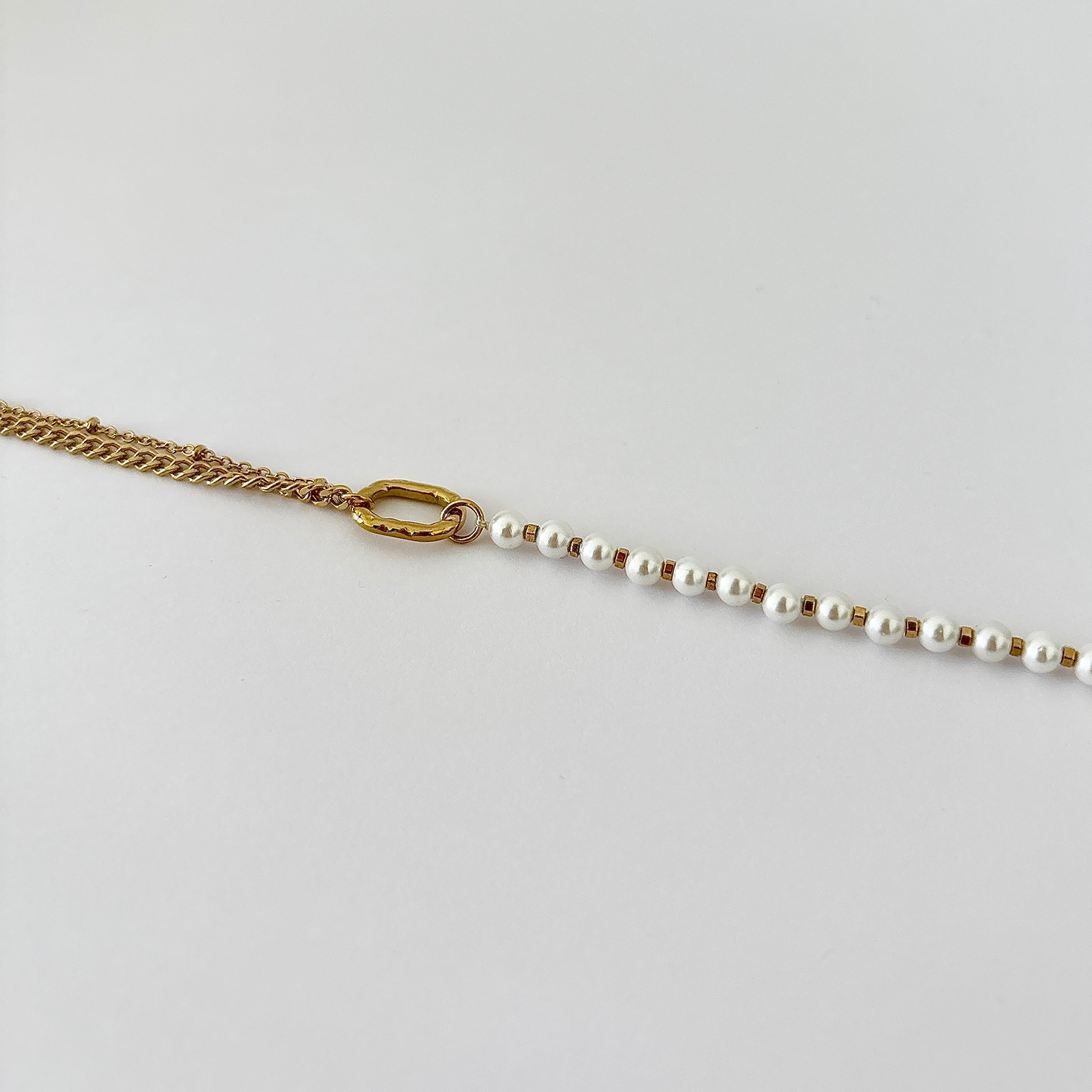 Bracelet Perla - perles blanches et chaines dorées