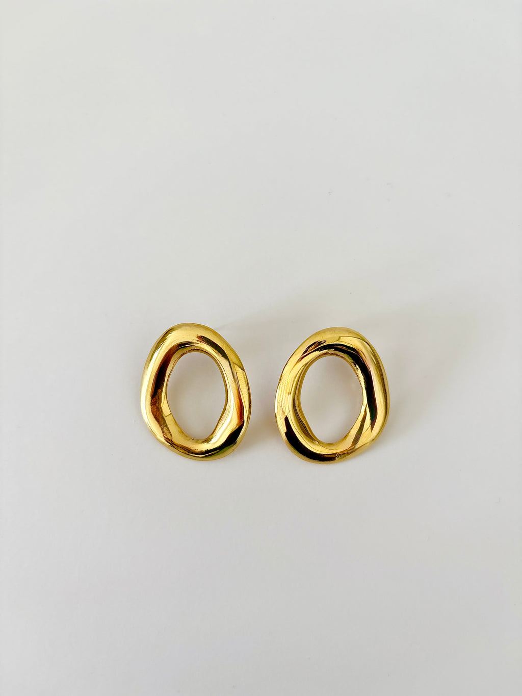 Boucles d’oreilles Elia - boucles d'oreilles dorées rondes évidées en acier inoxydable