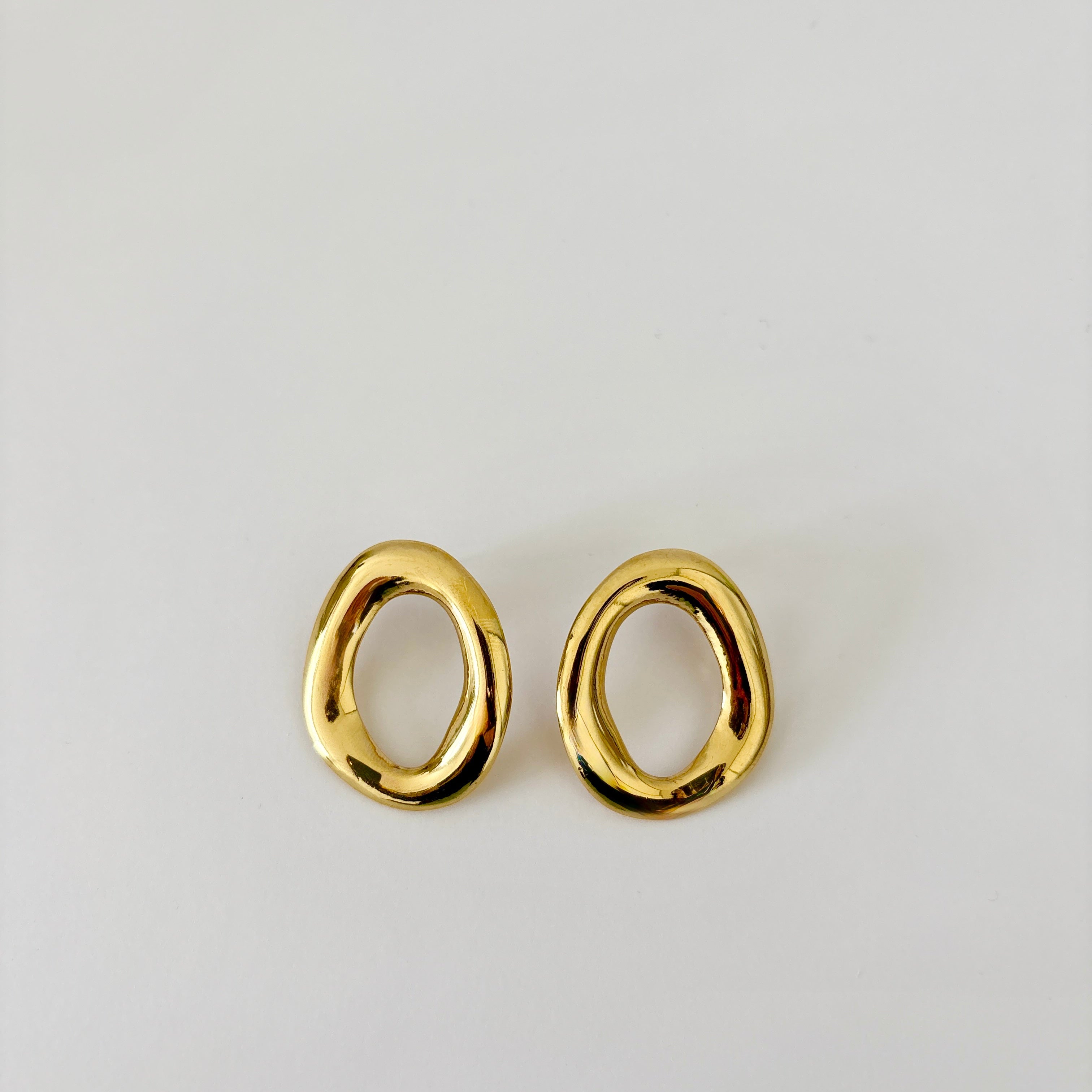 Boucles d’oreilles Elia - boucles d'oreilles dorées rondes évidées en acier inoxydable