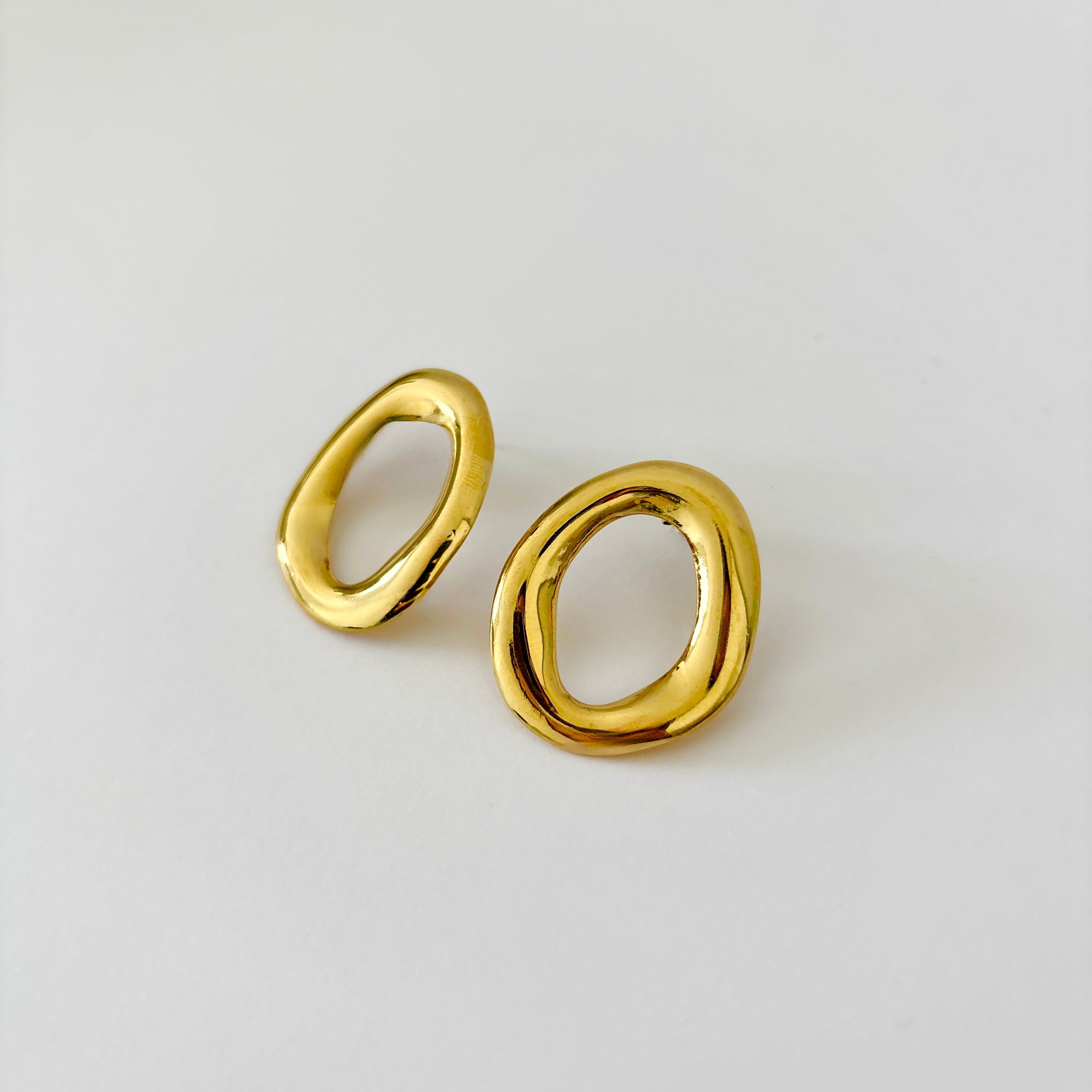 Boucles d’oreilles Elia - boucles d'oreilles dorées rondes évidées en acier inoxydable