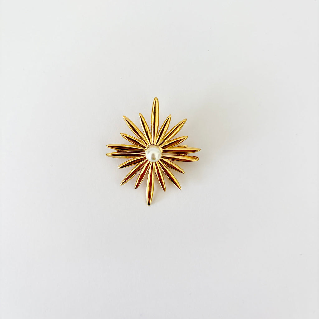 Broche Soleil Perlé ☀️ - broche dorée avec perle blanche en acier inoxydable - élégant