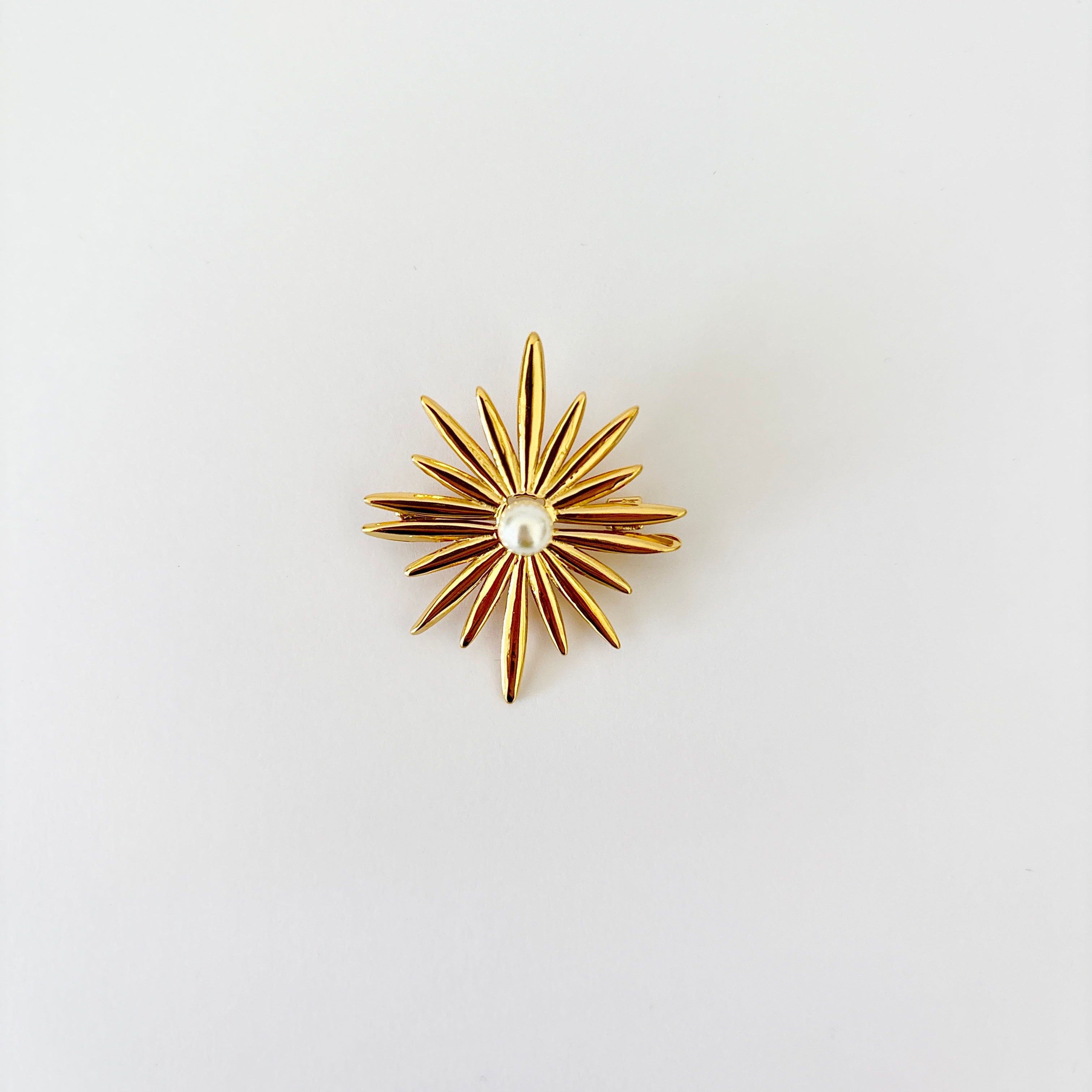Broche Soleil Perlé ☀️ - broche dorée avec perle blanche en acier inoxydable - élégant