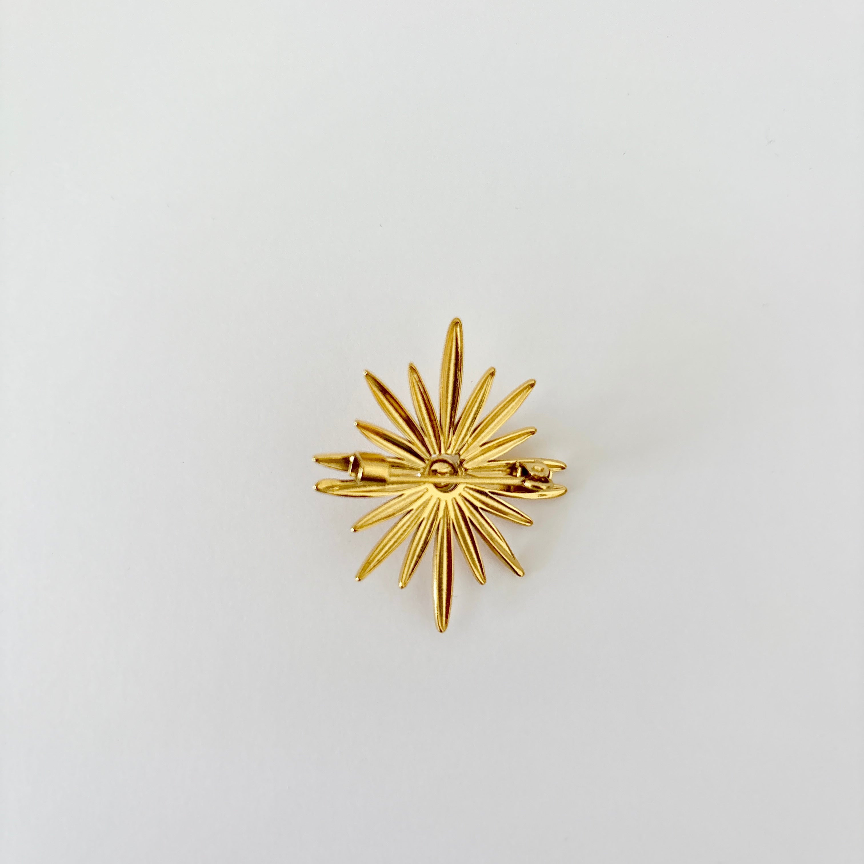 Broche Soleil Perlé ☀️ - broche dorée avec perle blanche en acier inoxydable - élégant